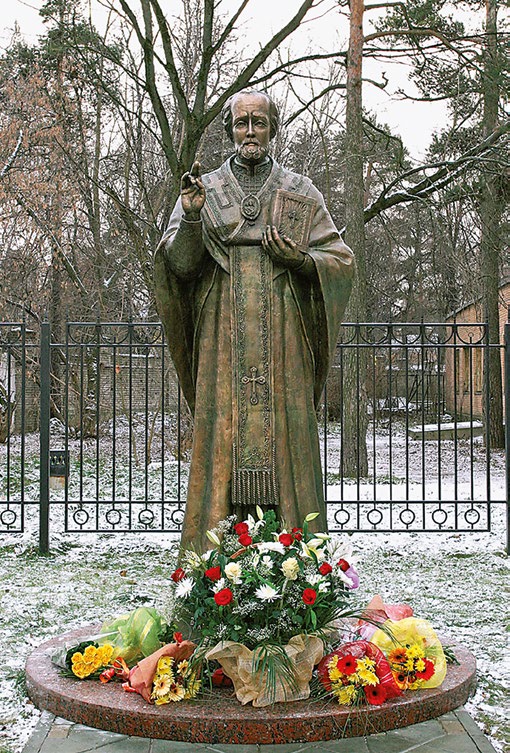 Памятник святителю Николаю Чудотворцу в Москве