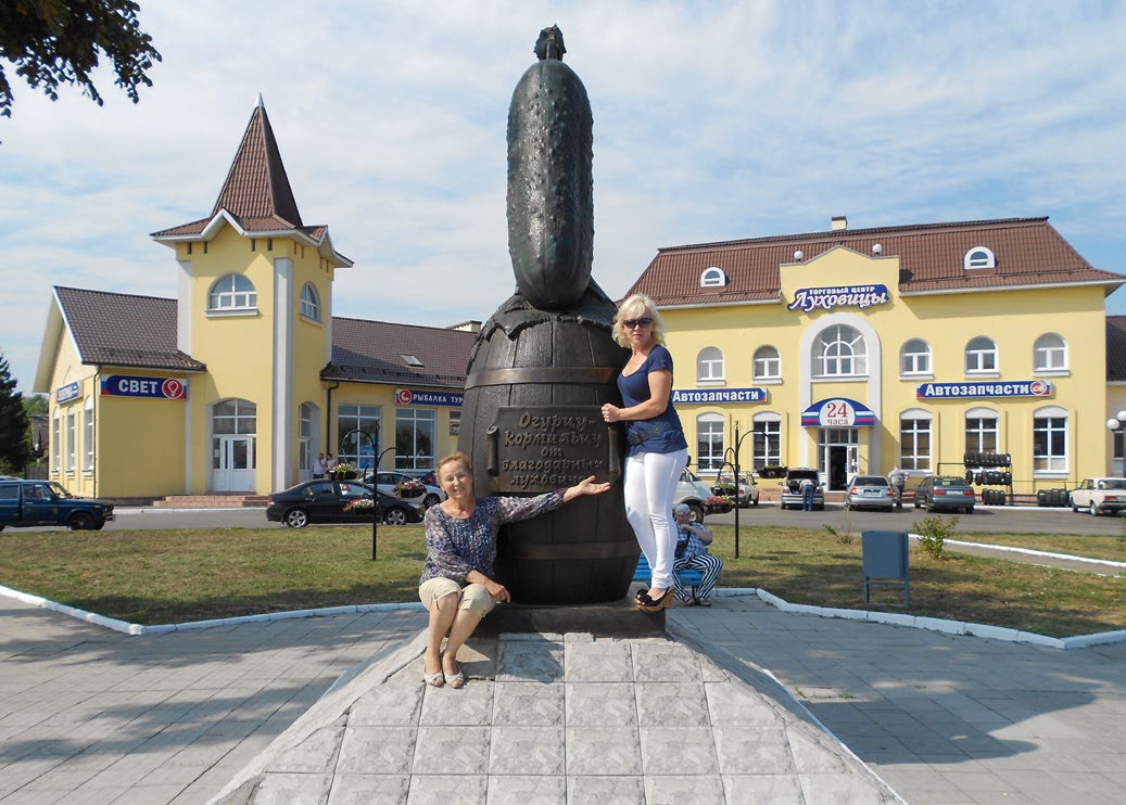 Памятник огурцу в Луховицах Московской области