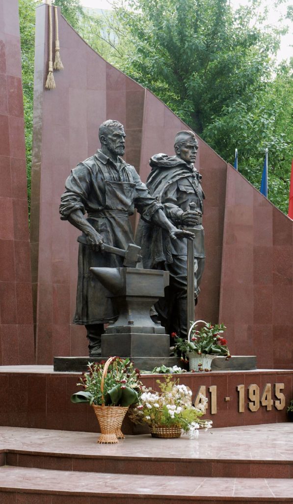 Памятник солдату и рабочему изготовлен из бронзы на скульптурном предприятии «Лит Арт». Установлен в 2010 году в сквере 65-летия Победы в Москве.