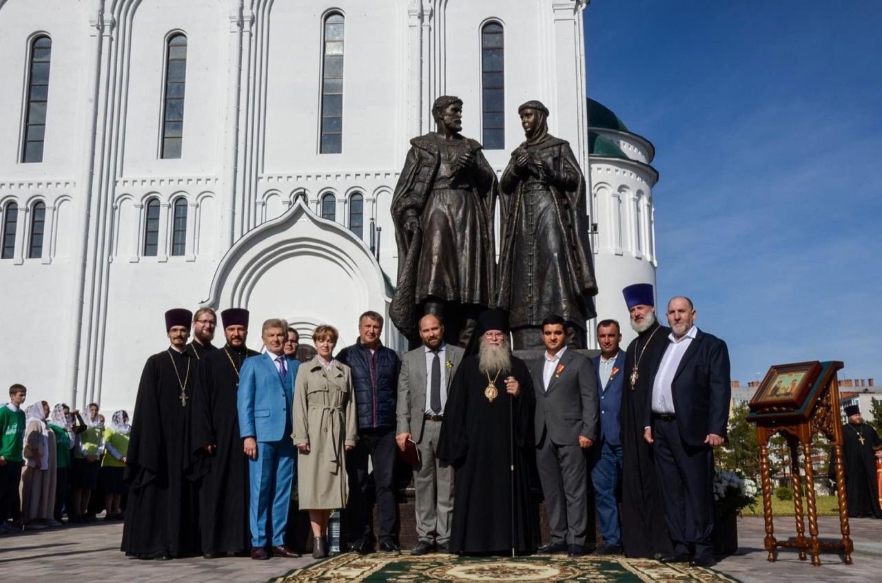 Памятник святым благоверным князьям Петру и Февронии Муромским